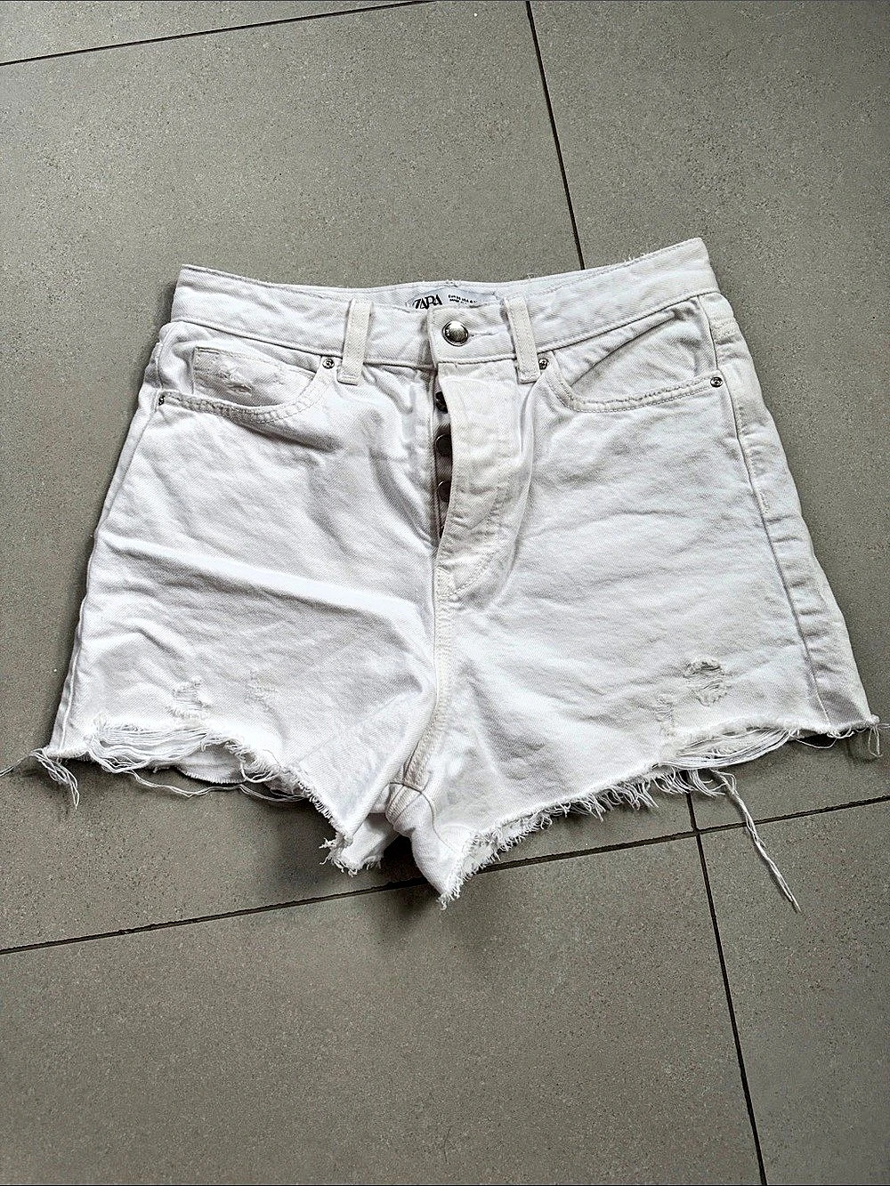 Zara High Waist Jean Shorts in White Size 4
